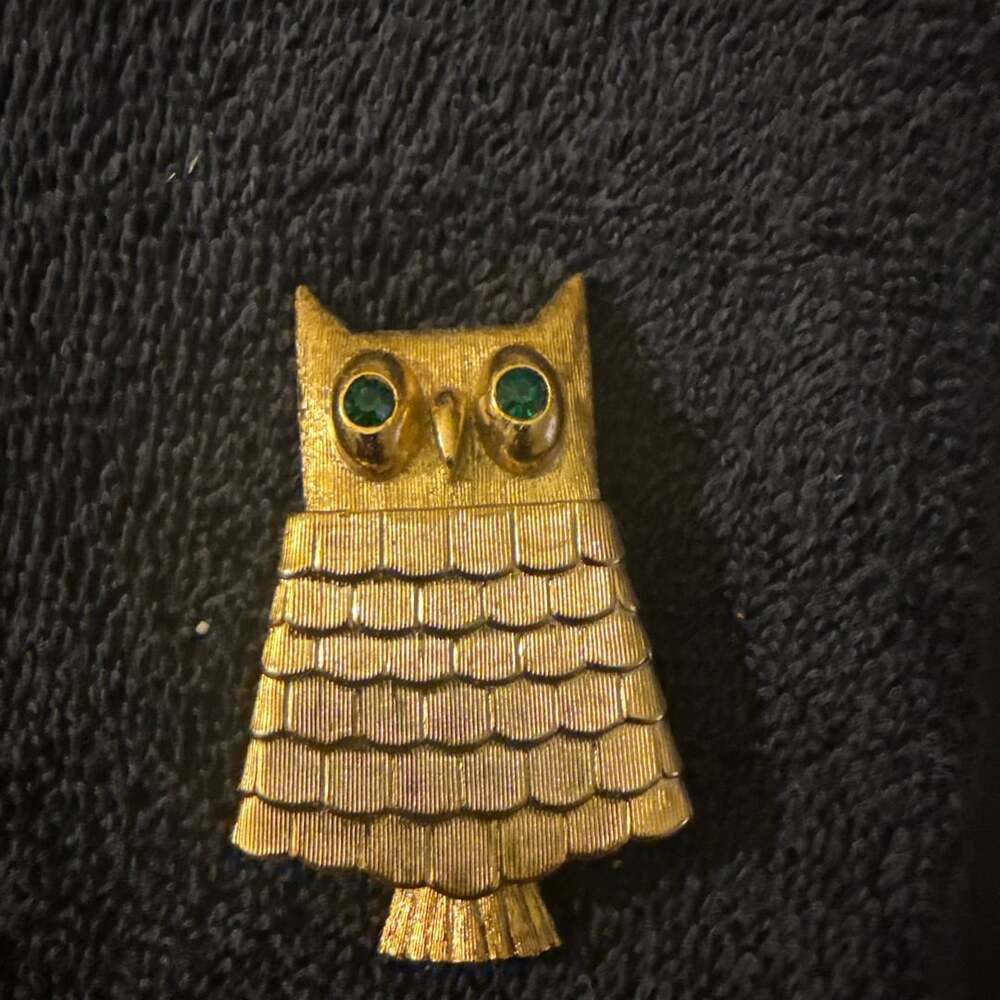 Avon Gold Tone Owl with Green Crystal Rhinestone Eyes Perfume Holder.